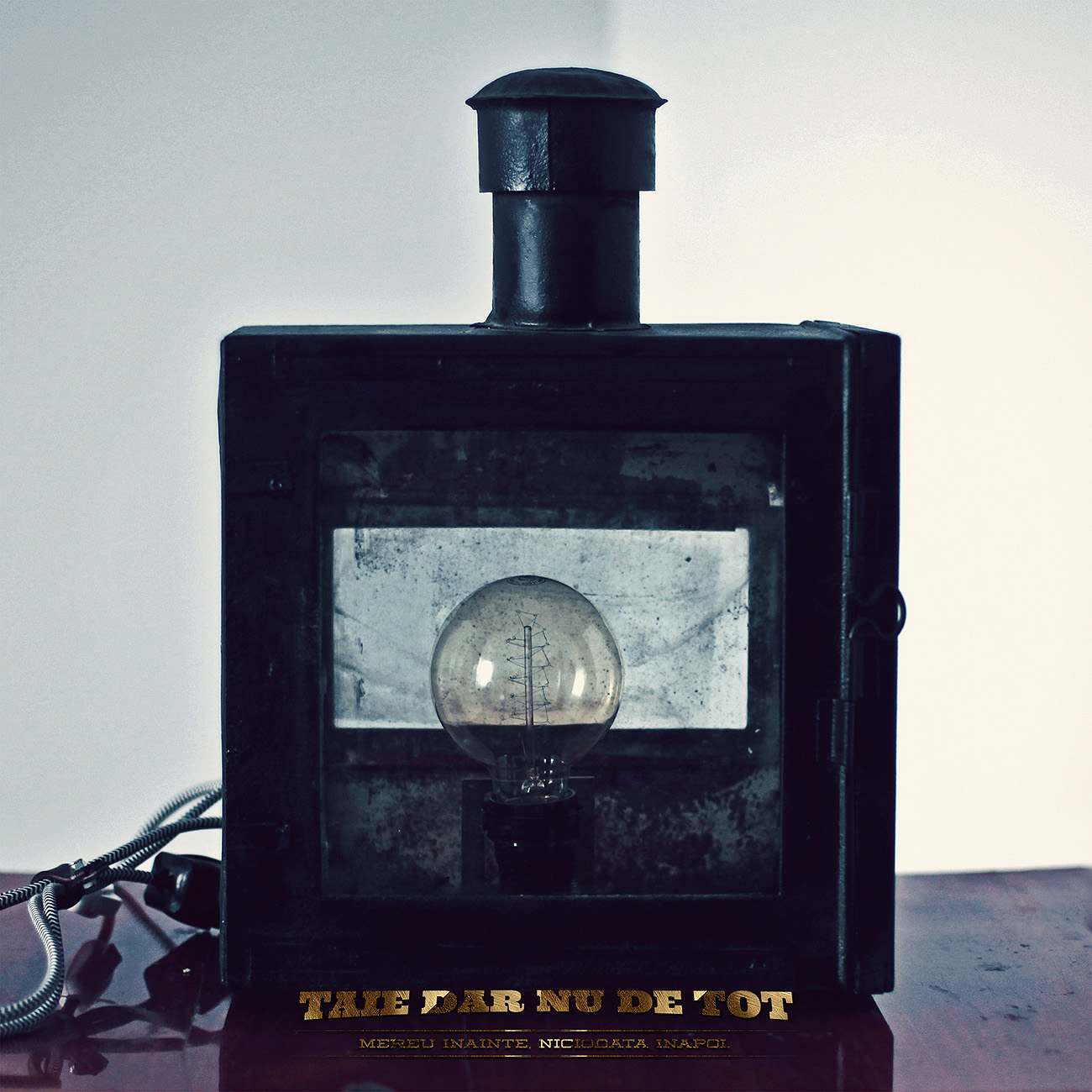 Lampa / veioza realizata dintr-un felinar de cale ferata cu bec incandescent